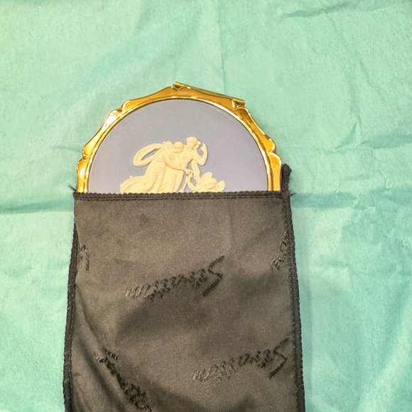 Stratton Wedgewood Blue Jasperware Compact. Vintage. Never unboxed - Picture 6 of 7